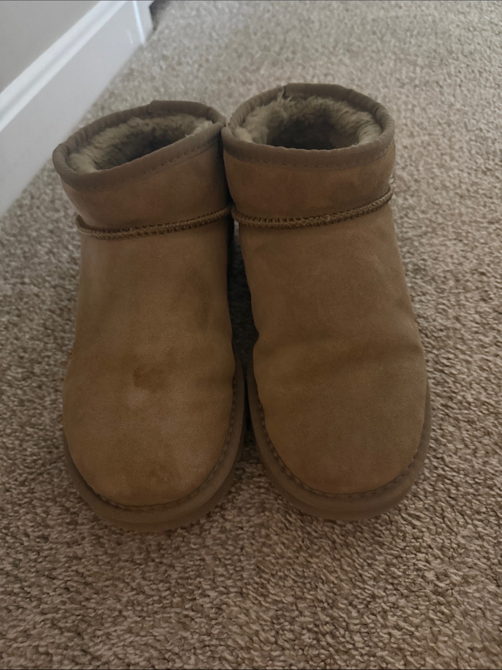 UGG women’s size 10 Classic Short Suede Boot in Chestnut cute easy to put on
